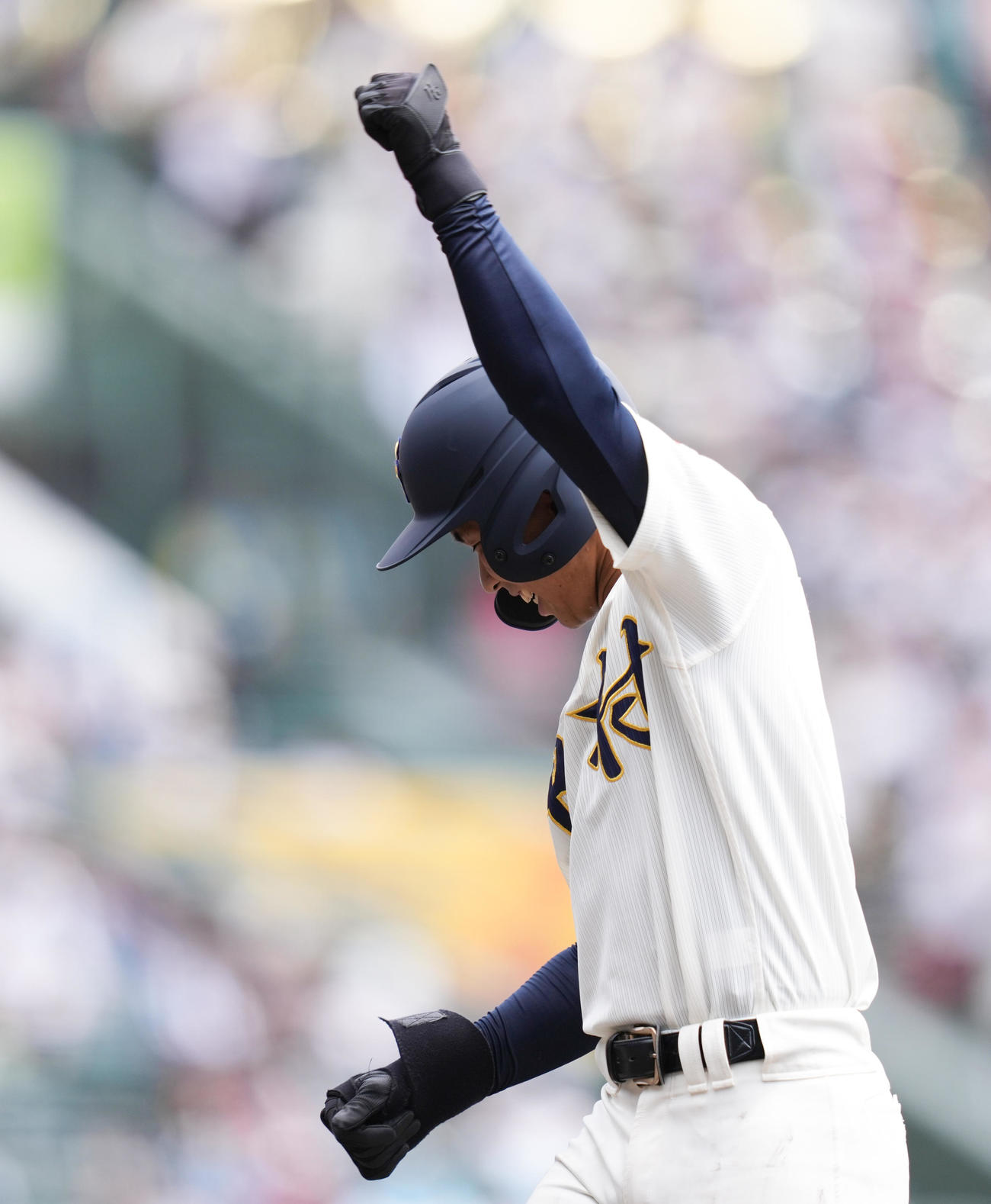 木更津総合対神村学園　6回裏神村学園1死三塁、中前適時打を放ちガッツポーズする上川床（撮影・鈴木みどり）
