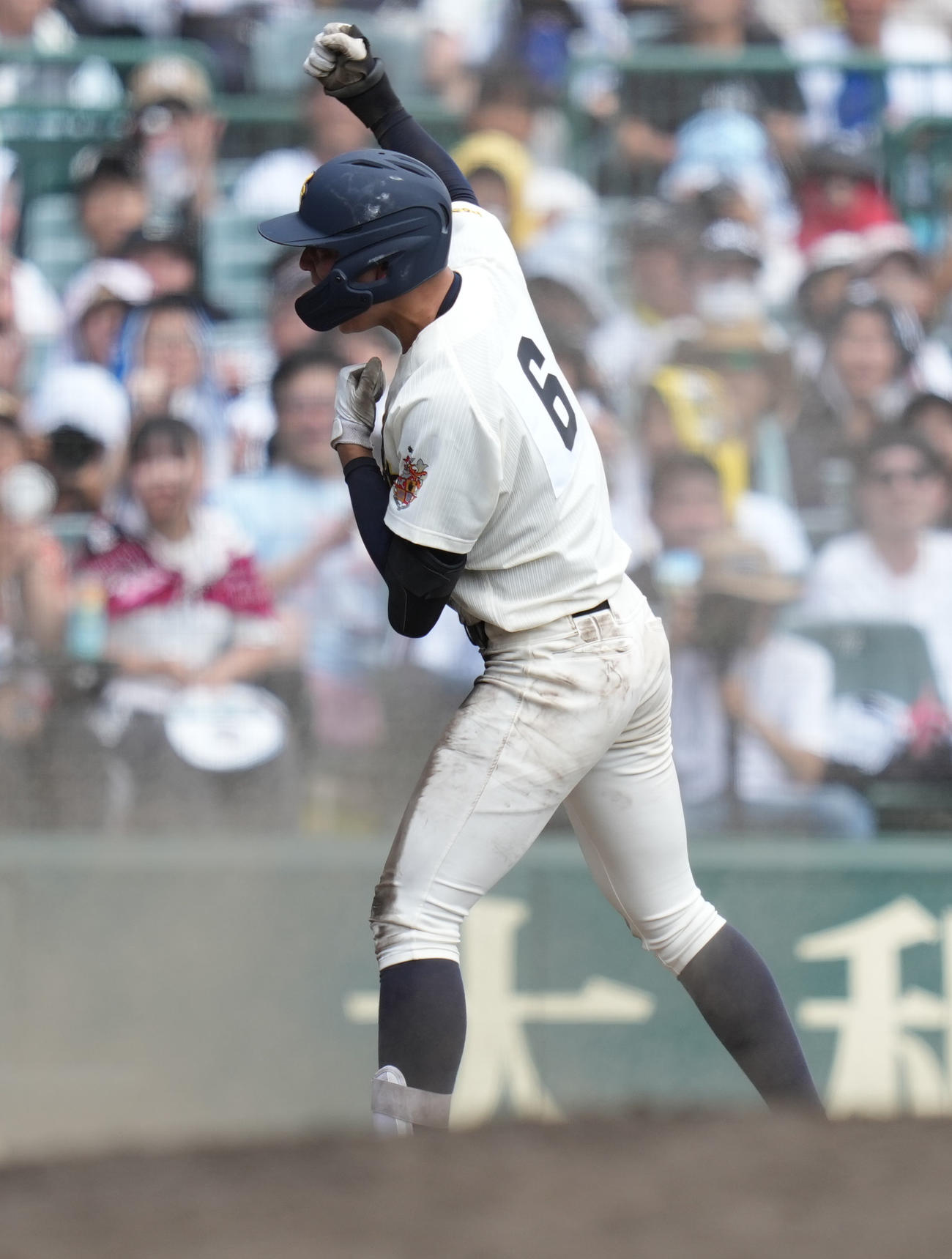 木更津総合対神村学園　7回裏神村学園1死二塁、左適時三塁打を放ちガッツポーズする今岡（撮影・鈴木みどり）