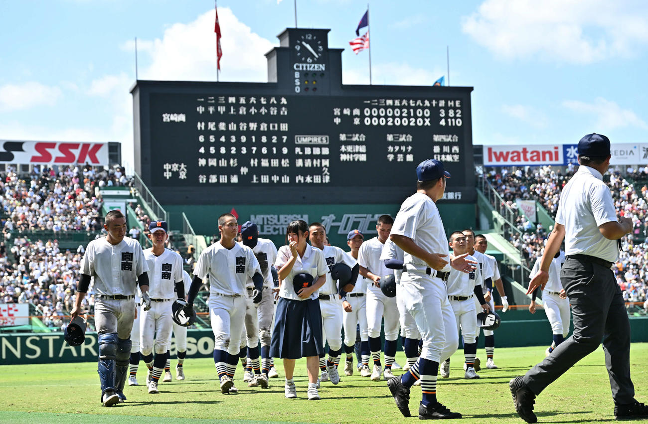 宮崎商対中京大中京　初戦敗退し肩を落とす宮崎商の選手たち（撮影・滝沢徹郎）