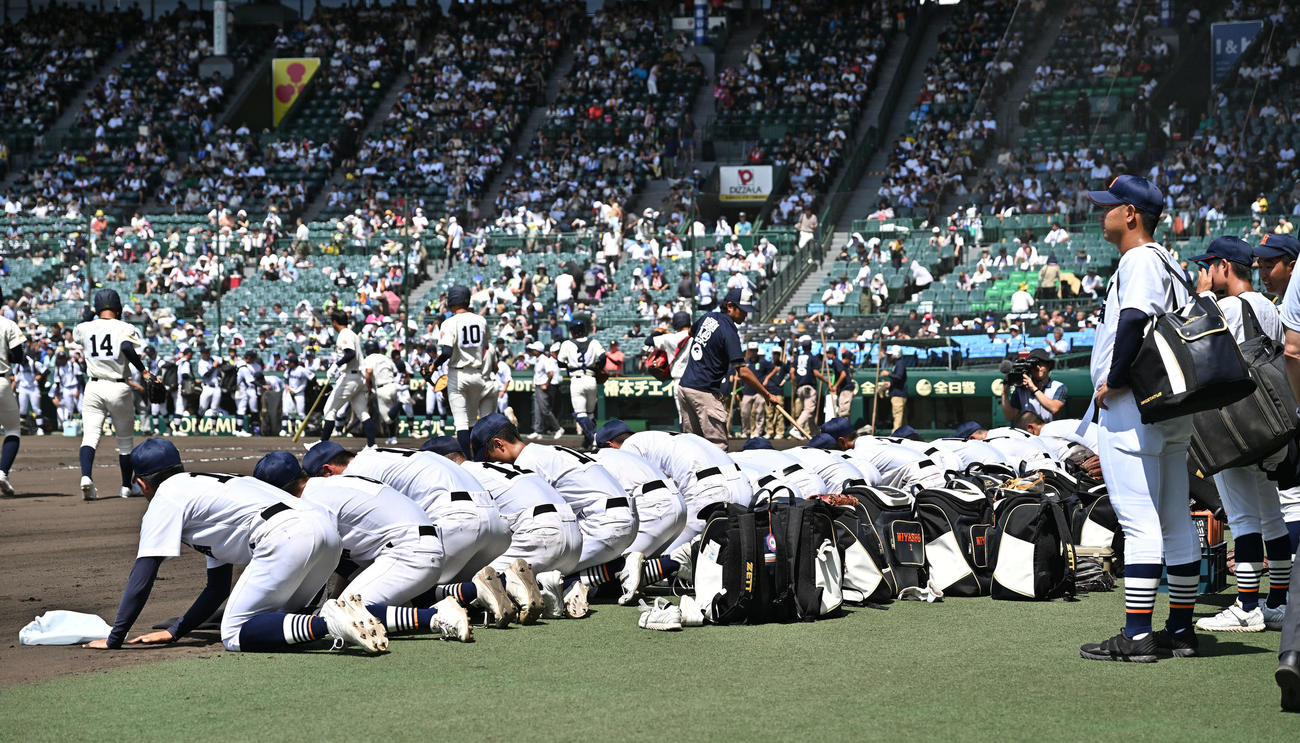 宮崎商対中京大中京　初戦敗退し甲子園の土を集める宮崎商の選手たち（撮影・滝沢徹郎）