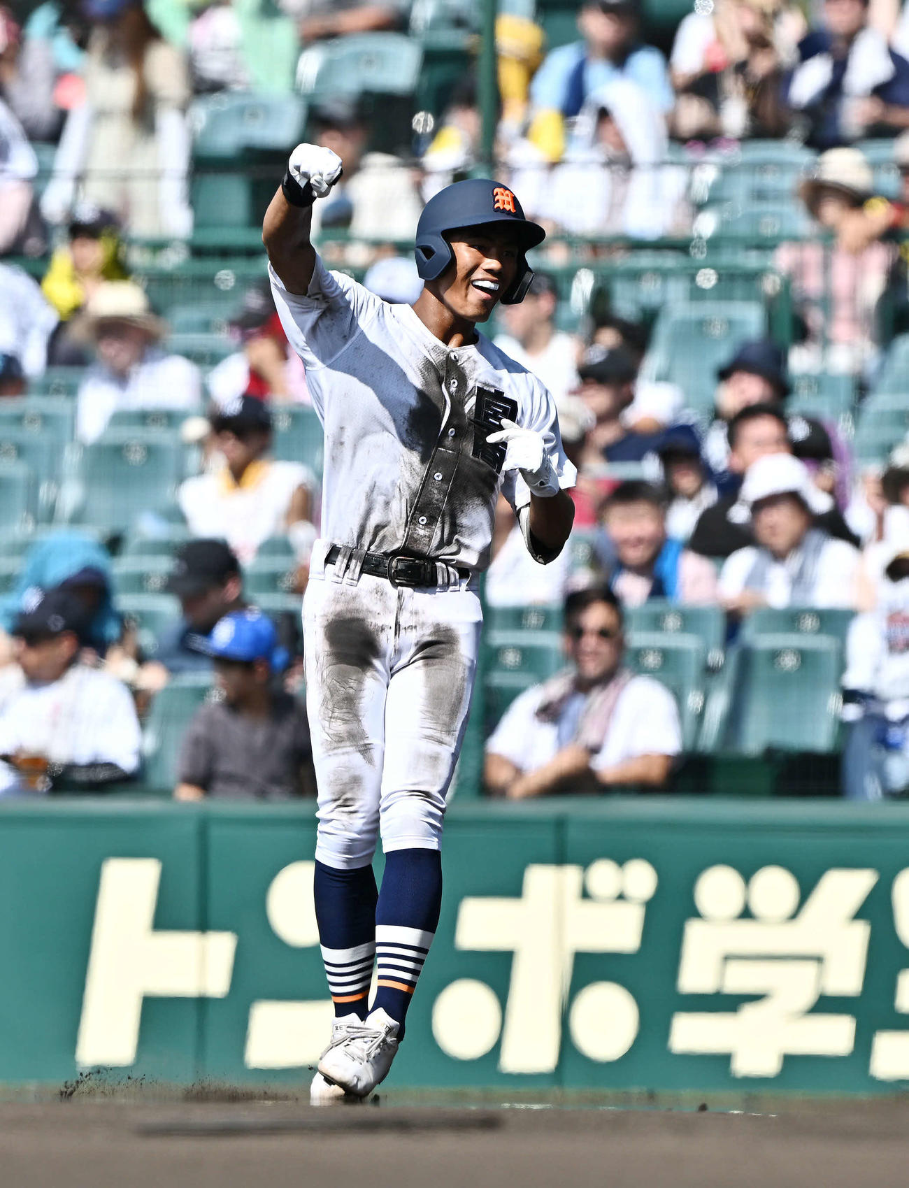 宮崎商対中京大中京　6回表宮崎商無死、右前打を放ちガッツポーズする甲斐（撮影・滝沢徹郎）