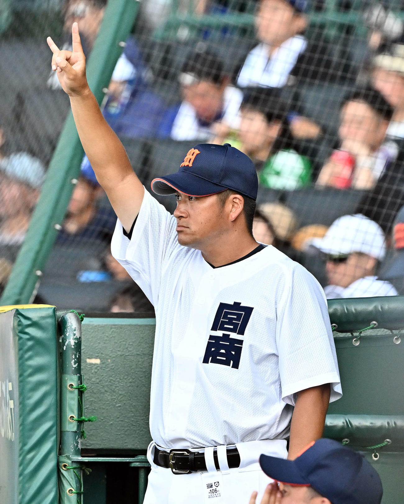 宮崎商対中京大中京　指示を出す宮崎商・橋口監督（撮影・滝沢徹郎）
