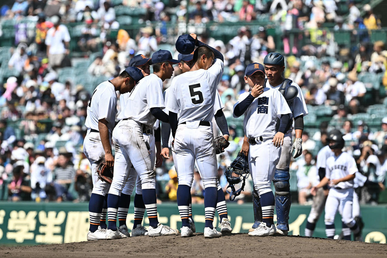 宮崎商対中京大中京　7回裏、ピンチにマウンドに集まる中京大中京の選手たち（撮影・滝沢徹郎）