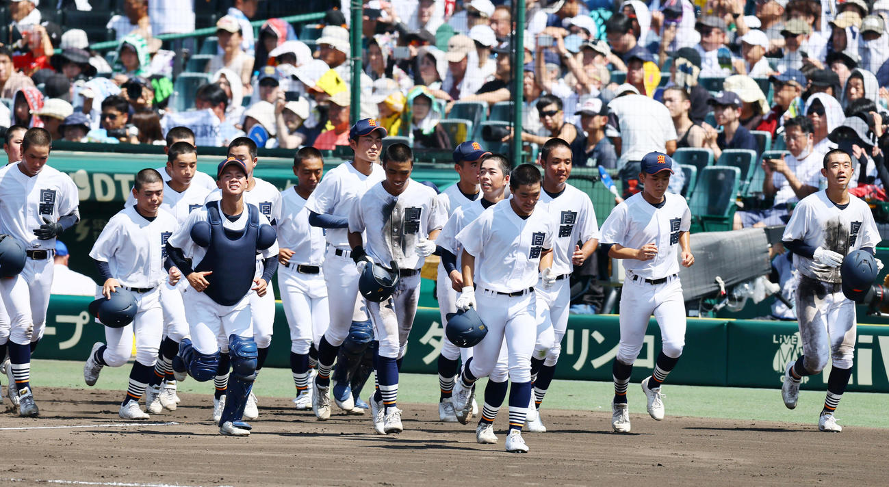宮崎商対中京大中京　中京大中京に敗れアルプススタンドへあいさつに向かう宮崎商ナイン（撮影・加藤哉）