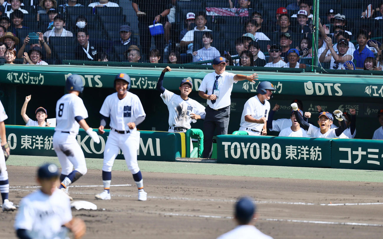宮崎商対中京大中京　6回表宮崎商2死二塁、小倉の中適時三塁打にベンチで喜ぶナイン（撮影・加藤哉）
