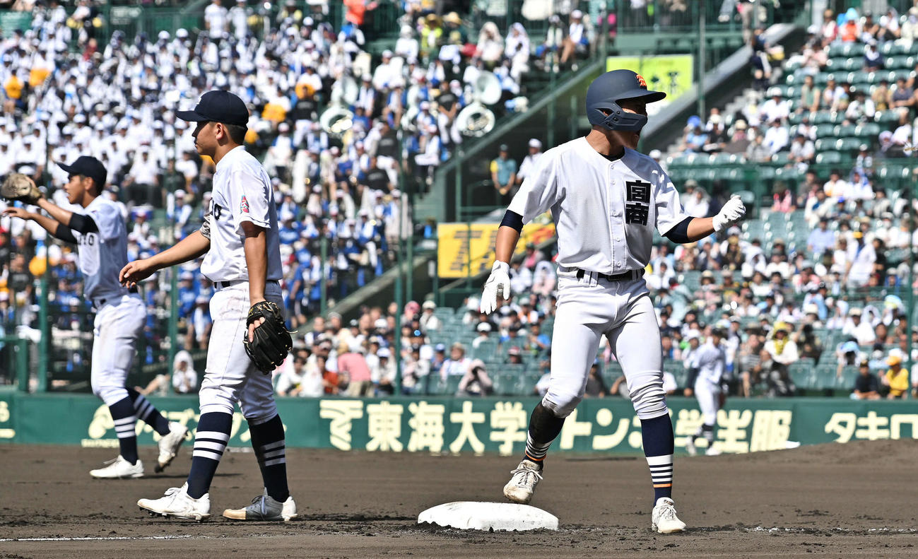 宮崎商対中京大中京　6回表宮崎商2死二塁、小倉（右）は適時三塁打を放ちガッツポーズする（撮影・滝沢徹郎）