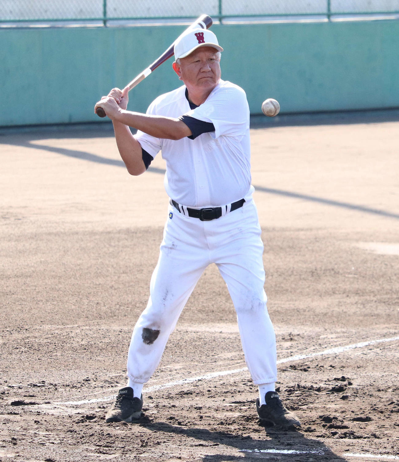 11日に控える初戦の前日練習でノックを打つ早実・和泉実監督（撮影・佐瀬百合子）