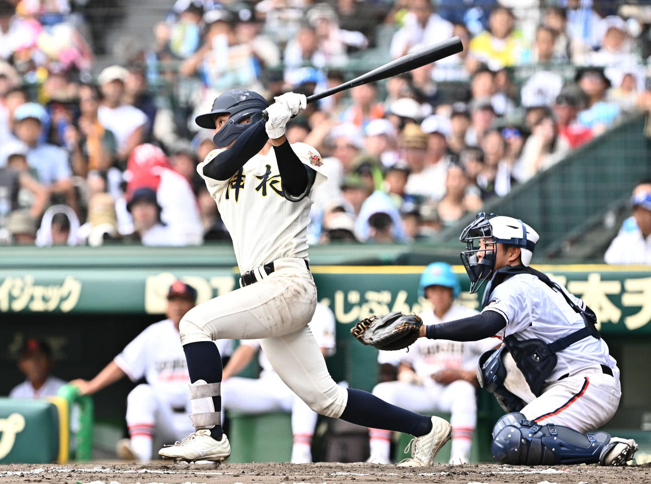 木更津総合対神村学園　7回裏神村学園1死二塁、今岡は左翼に適時三塁打を放つ（撮影・滝沢徹郎）