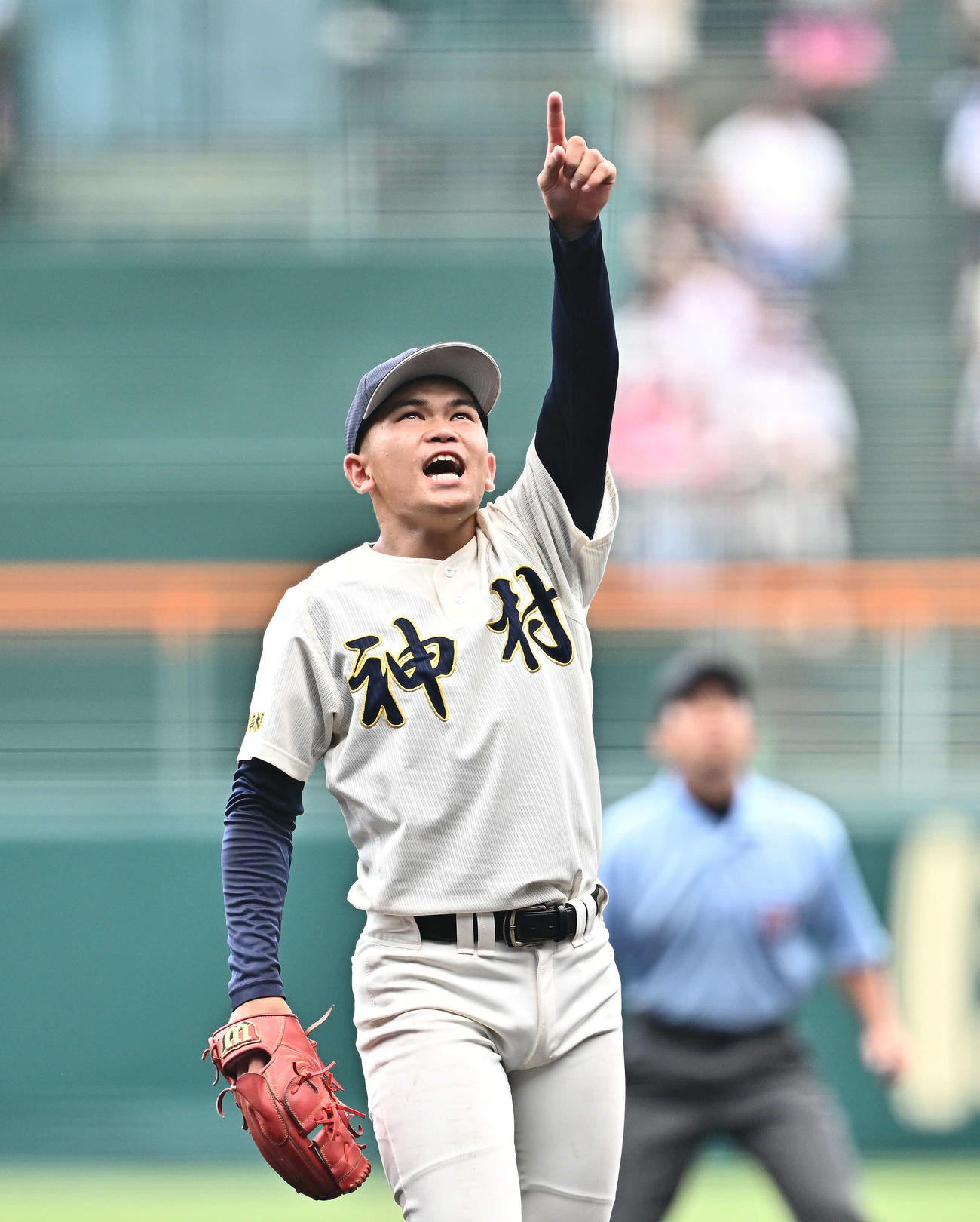 木更津総合対神村学園　打球を指さす神村学園先発の今村（撮影・滝沢徹郎）
