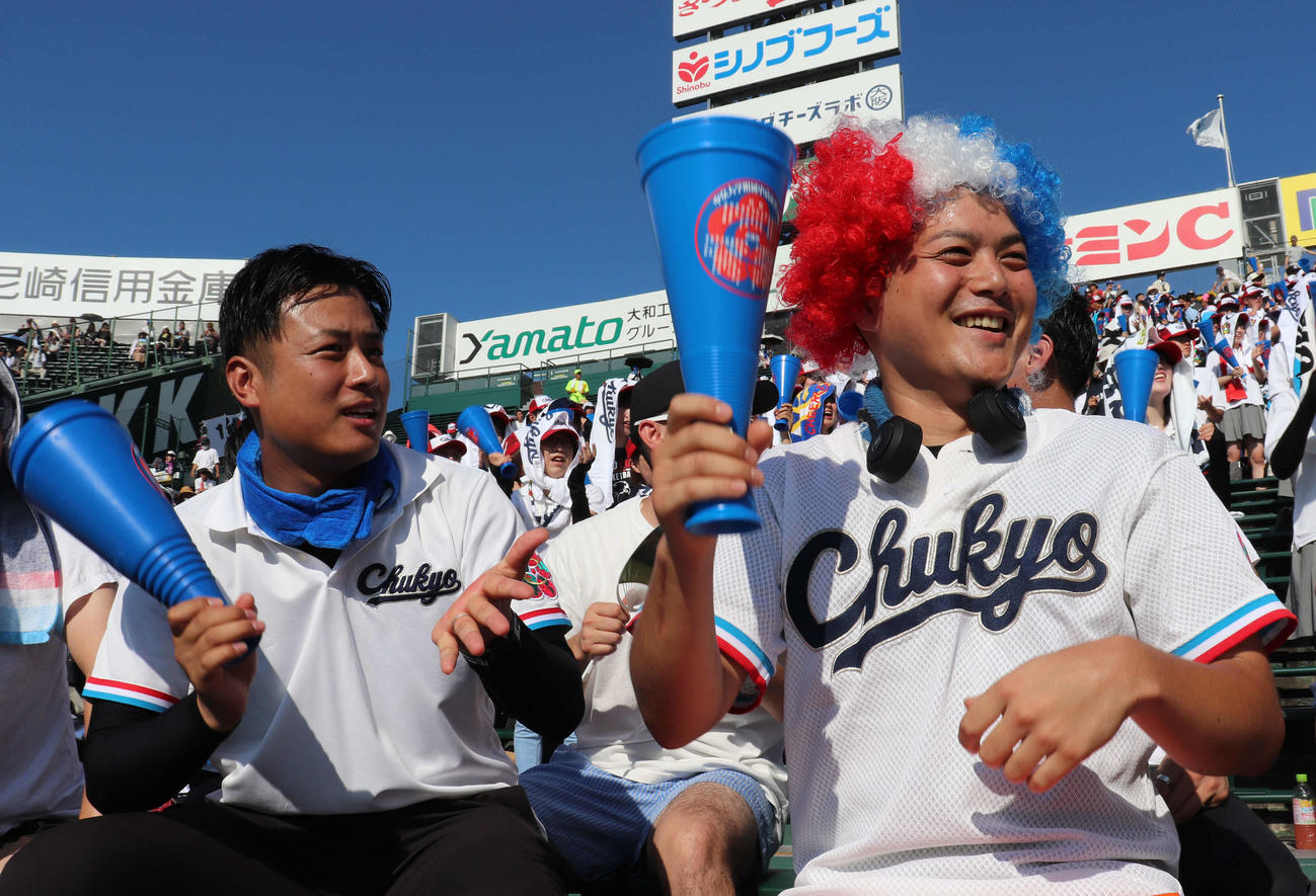 トリコロールカラーのアフロヘアでナインを後押しした、中京大中京野球部OB（写真右）