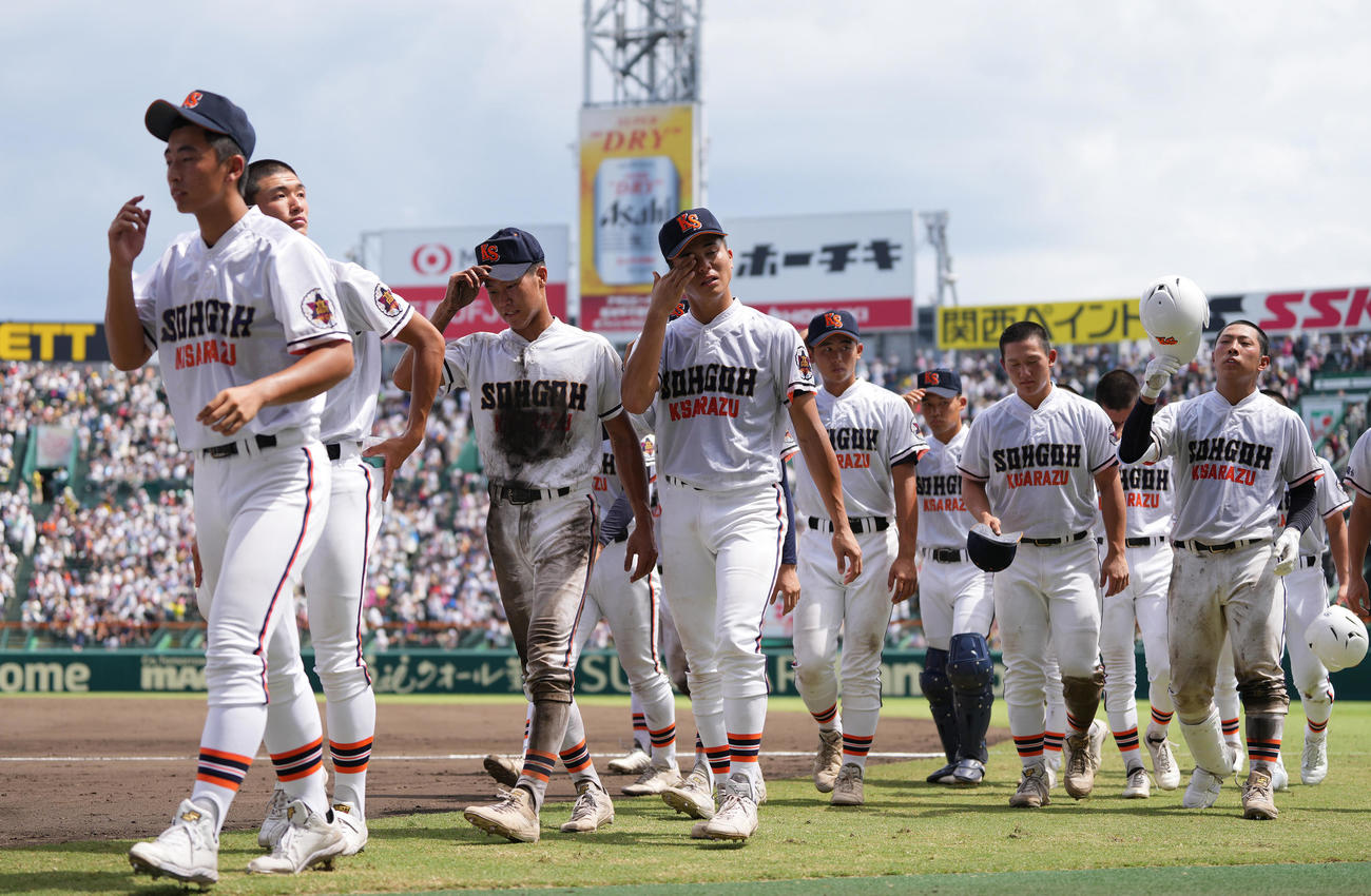 木更津総合対神村学園　神村学園に敗れ、引き揚げる木更津総合ナイン（撮影・鈴木みどり）