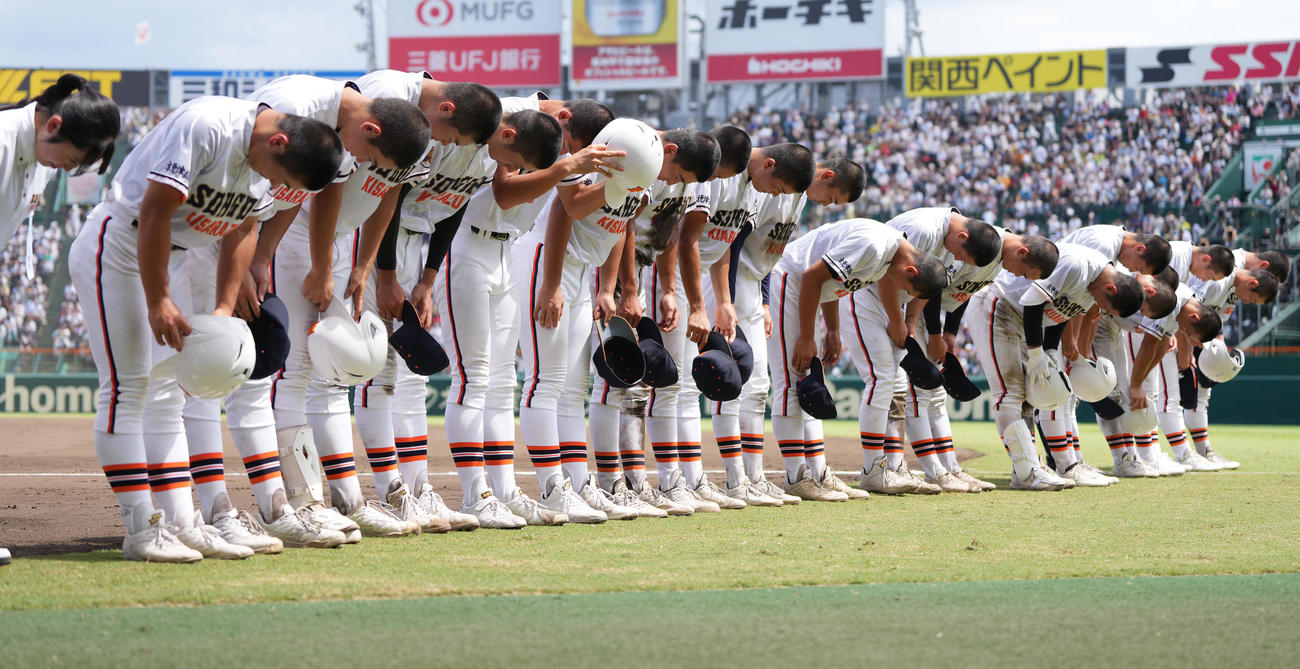 木更津総合対神村学園　神村学園に敗れ、引き揚げる木更津総合ナイン（撮影・鈴木みどり）