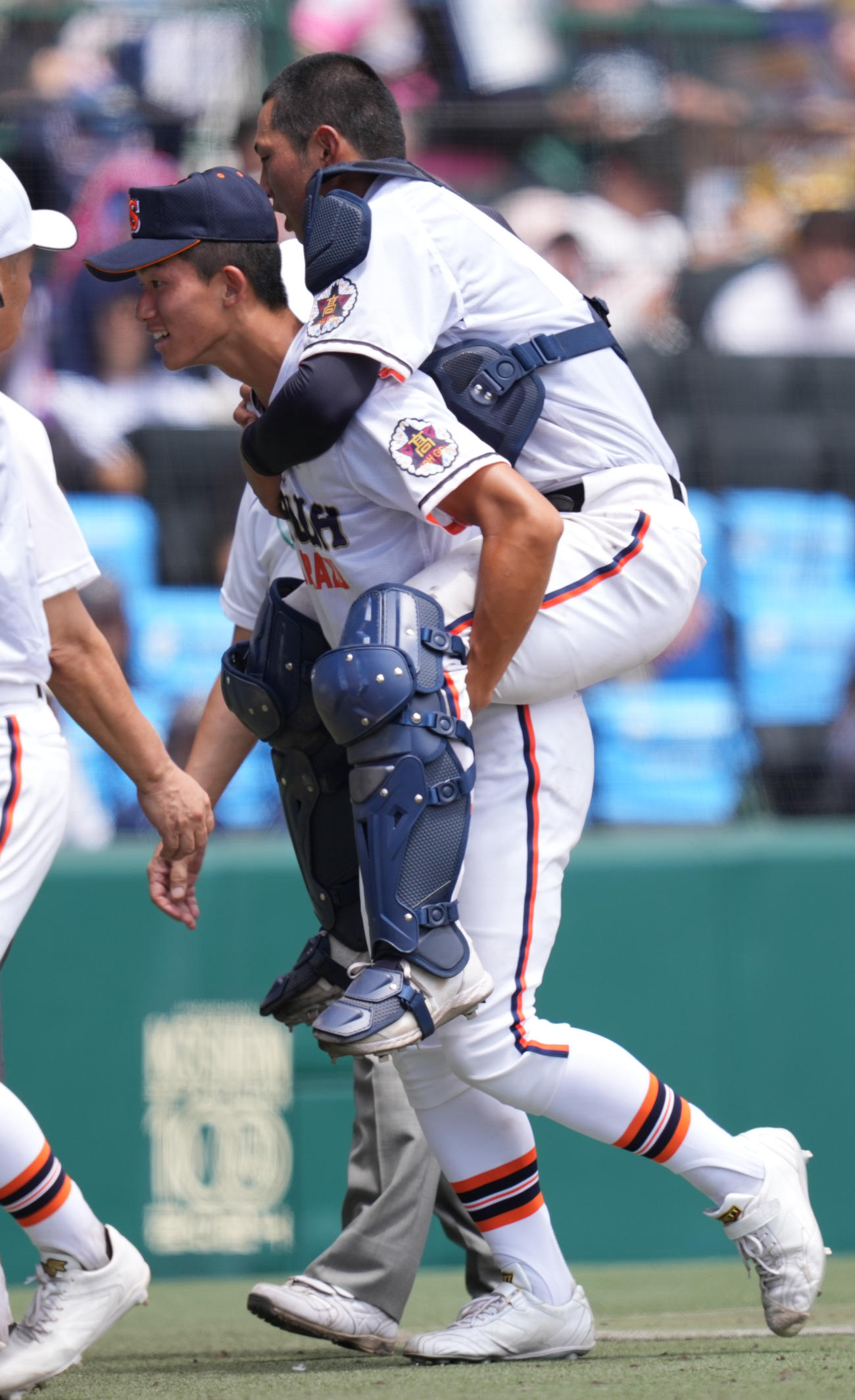 木更津総合対神村学園　6回裏、治療のためベンチへ下がる木更津総合・羽根（上）（撮影・鈴木みどり）