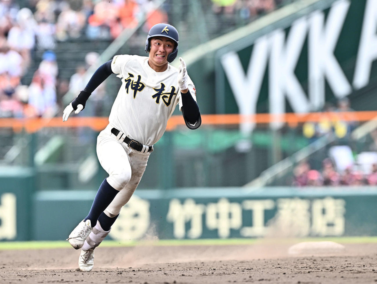 木更津総合対神村学園　7回裏神村学園1死二塁、今岡は左翼に適時三塁打を放ち二塁を回る（撮影・滝沢徹郎）