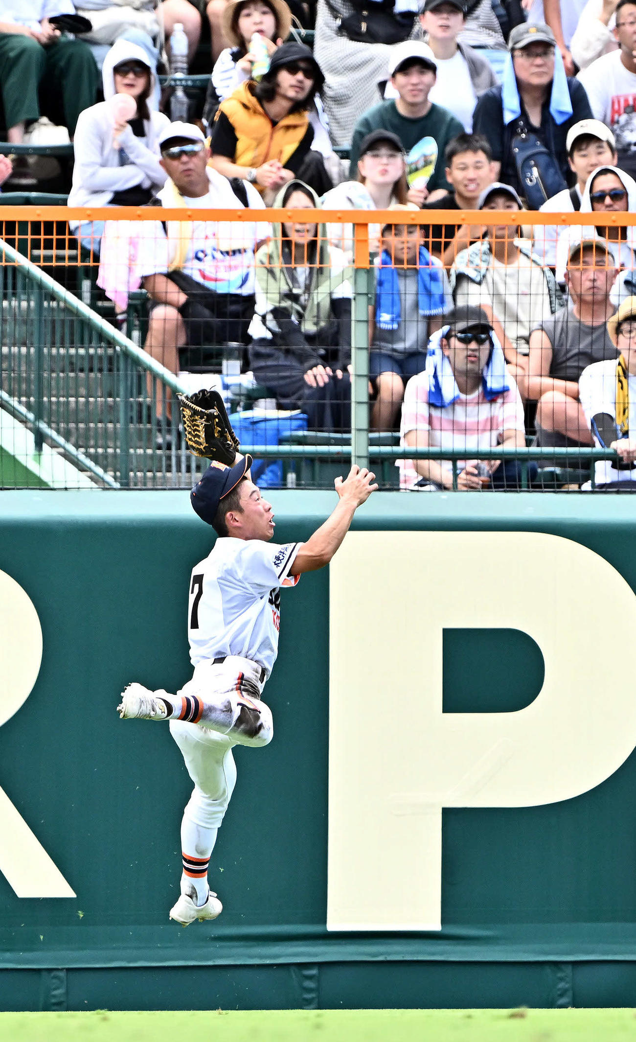 木更津総合対神村学園　2回裏神村学園無死、正林の打球を好捕する左翼手山口然（撮影・滝沢徹郎）
