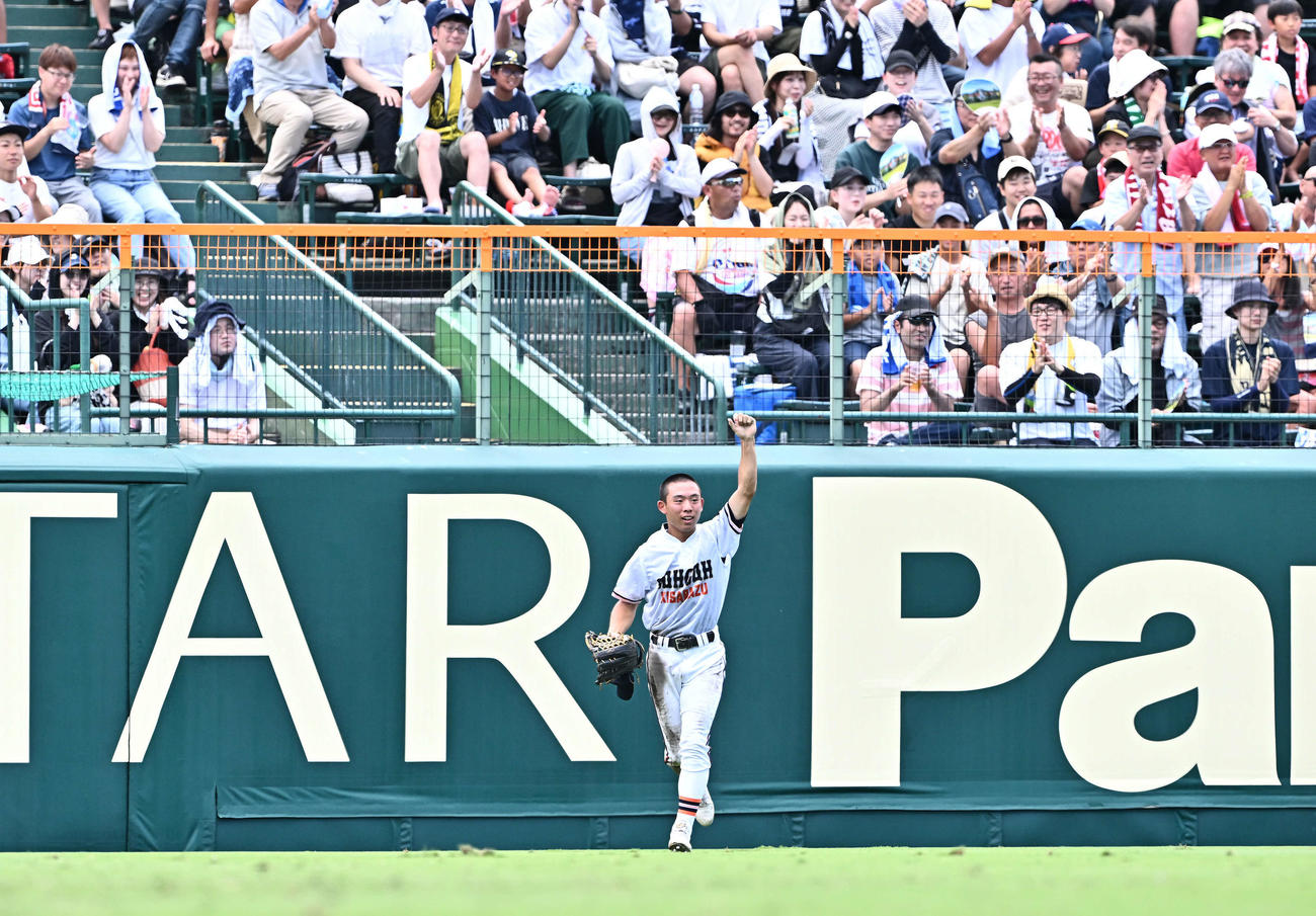 木更津総合対神村学園　2回裏神村学園無死、正林の打球を好捕しガッツポーズする左翼手山口（撮影・滝沢徹郎）