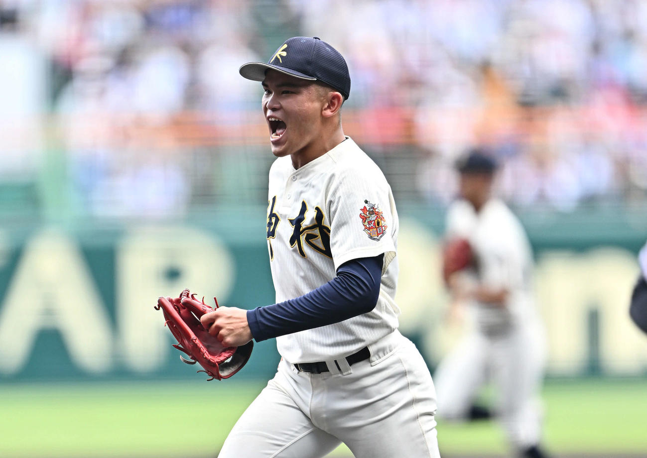 木更津総合対神村学園　1回表を投げ終え気合の入った表情で引き揚げる神村学園先発の今村（撮影・滝沢徹郎）
