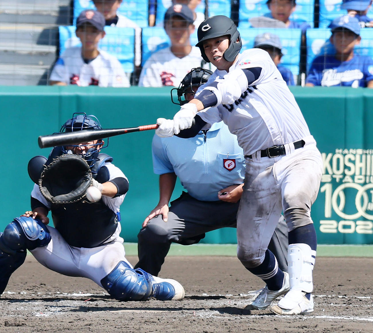 宮崎商対中京大中京　7回裏中京大中京2死一、三塁、杉浦は左適時打を放ち同点とする（撮影・加藤哉）