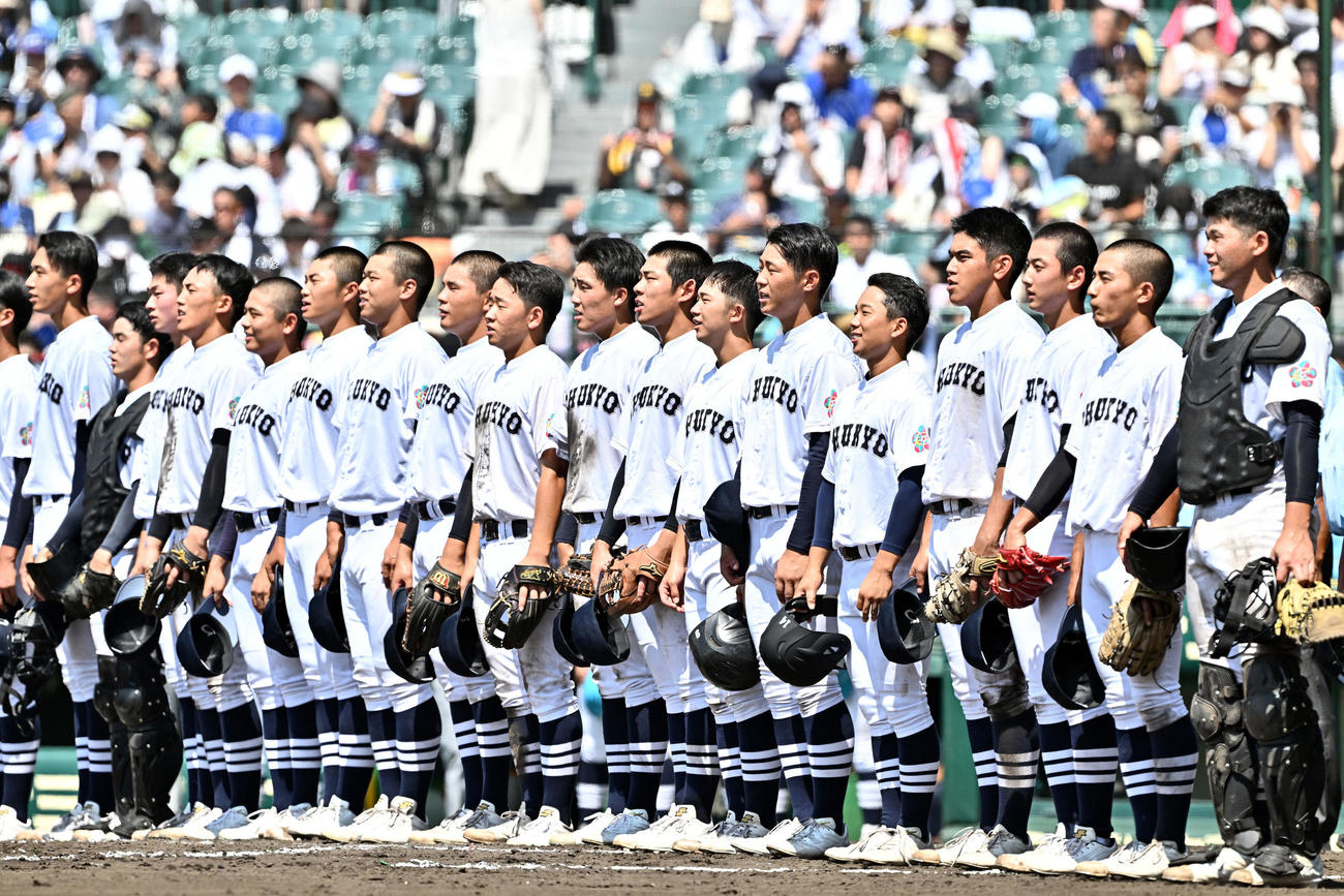 宮崎商対中京大中京　初戦を突破し校歌を歌う中京大中京の選手たち（撮影・滝沢徹郎）