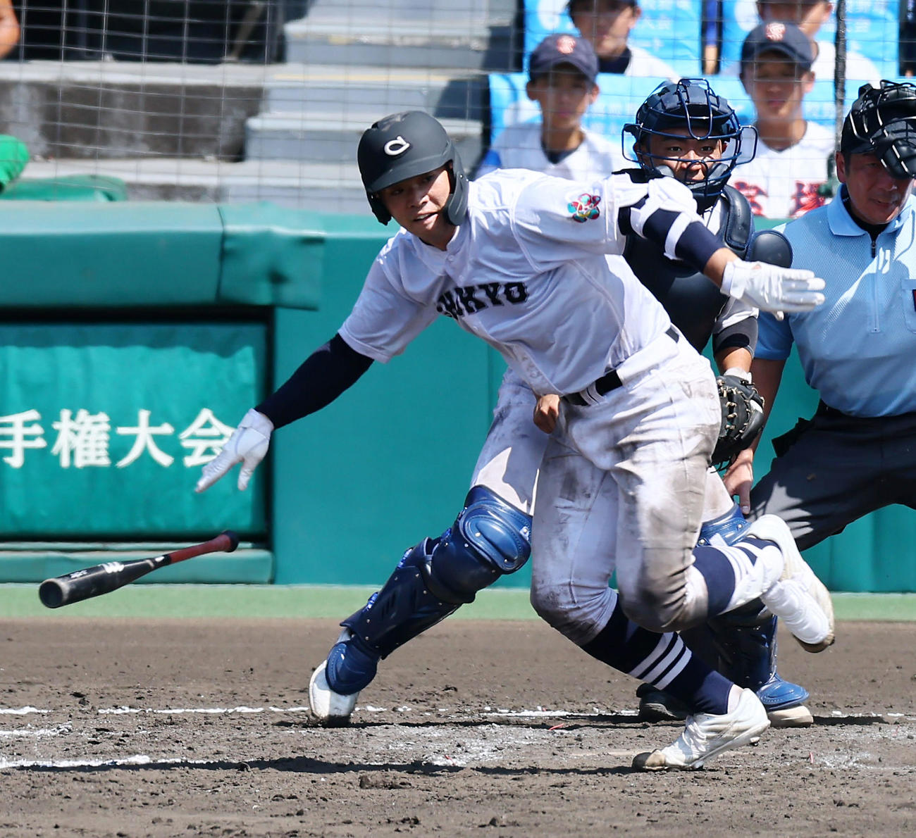 宮崎商対中京大中京　7回裏中京大中京2死一、三塁、杉浦は左適時打を放ち同点とする（撮影・加藤哉）