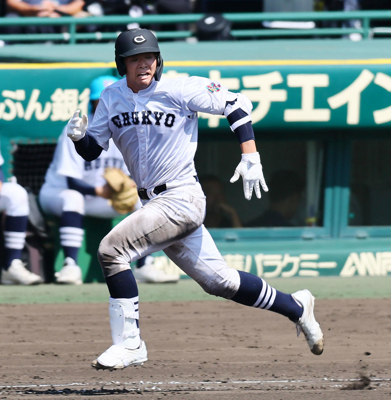 宮崎商対中京大中京　7回裏中京大中京2死一、三塁、杉浦は左適時打を放ち同点とする（撮影・加藤哉）