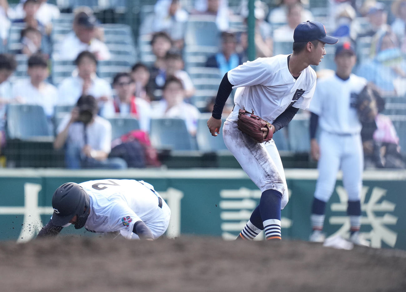 宮崎商対中京大中京　4回裏中京大中京1死二塁、打者村上の時、三盗する二塁走者杉浦。捕手谷口の悪送球でそのまま本塁に生還する（撮影・鈴木みどり）