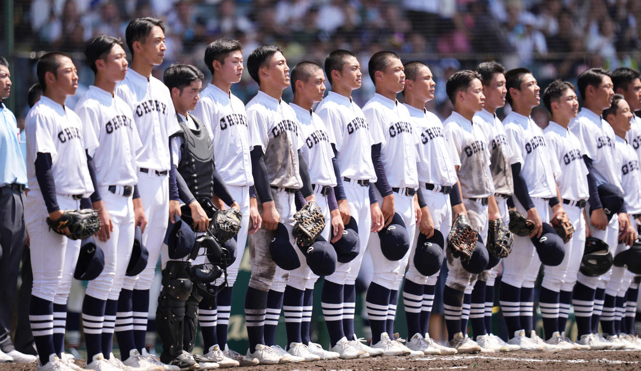 宮崎商対中京大中京　宮崎商に勝利し、校歌を歌う中京大中京ナイン（撮影・鈴木みどり）