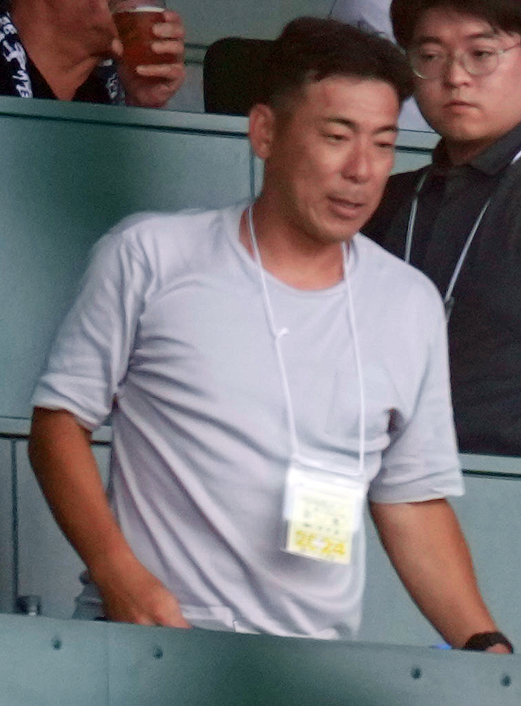 宮崎商対中京大中京　観戦した荒木雅博氏（撮影・鈴木みどり）