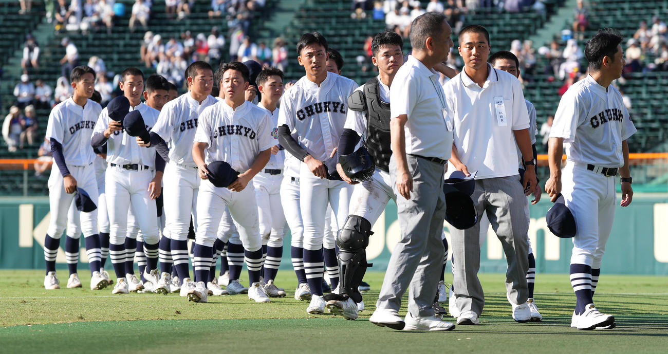 宮崎商対中京大中京　宮崎商に勝利した中京大中京ナイン（撮影・鈴木みどり）