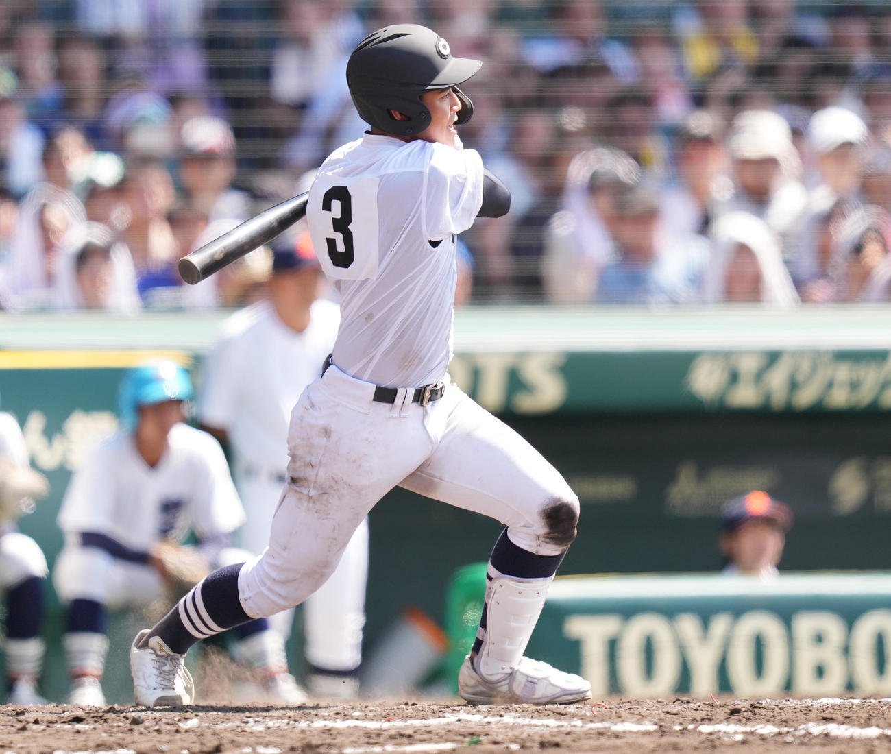 宮崎商対中京大中京　7回裏中京大中京2死一、二塁、左前適時打を放つ仲（撮影・鈴木みどり）