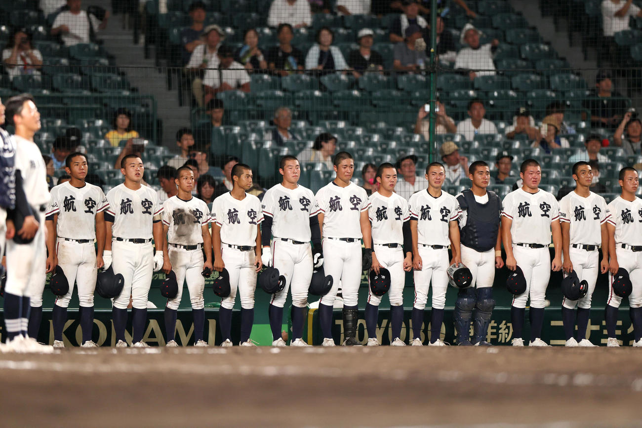 掛川西対日本航空　掛川西に敗れ整列する日本航空の選手たち（撮影・上山淳一）