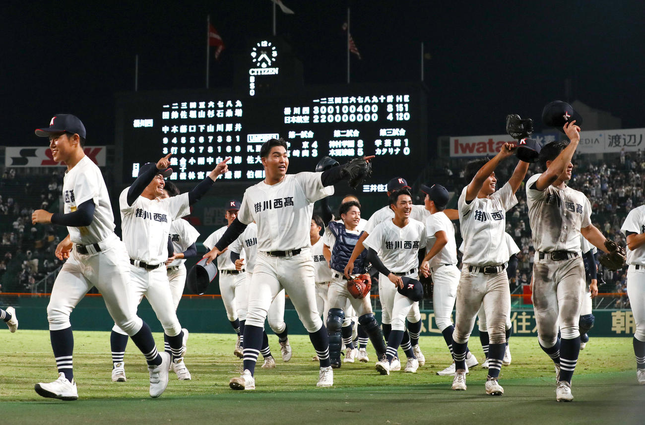 掛川西対日本航空　日本航空に勝利し歓喜する掛川西の選手たち（撮影・上山淳一）