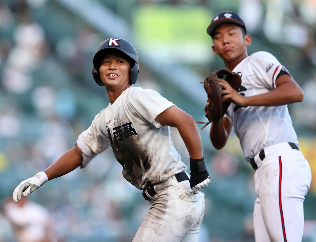 掛川西対日本航空　4回表掛川西2死三塁、鈴木（左）は右前適時打を放ったが一塁で走塁死する。右は一塁手・平井（撮影・上山淳一）