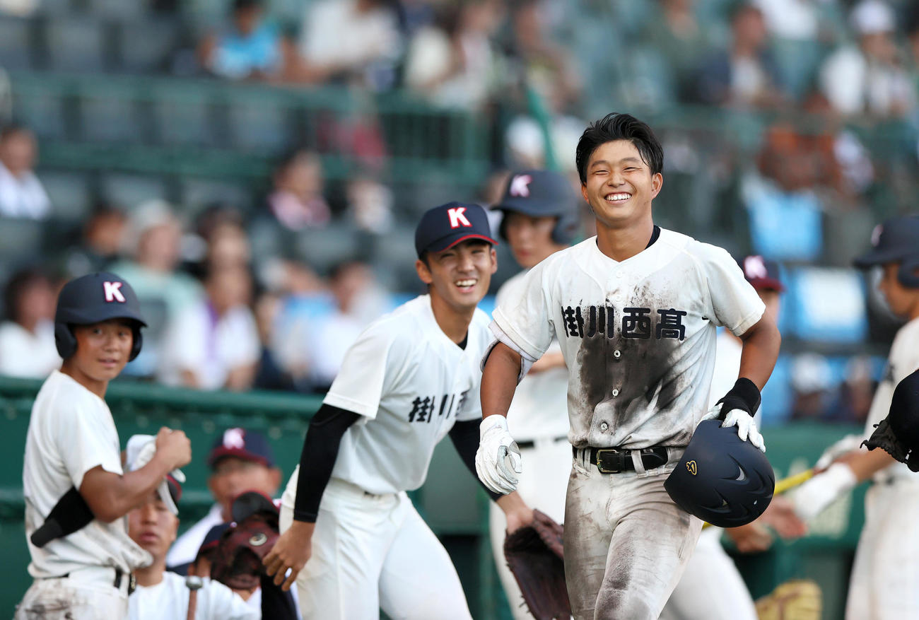 掛川西対日本航空　4回表掛川西2死三塁、鈴木（右）は右前適時打を放ったが一塁で走塁死し苦笑いする（撮影・上山淳一）