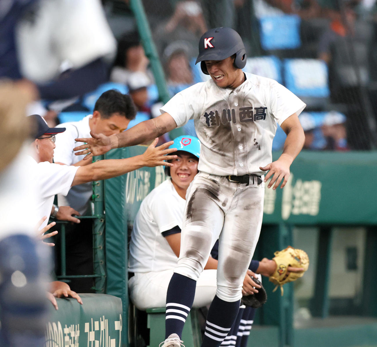 掛川西対日本航空　7回表掛川西2死二塁、堀口の中前適時打で生還し仲間から出迎えられる二走・佐藤（撮影・上山淳一）