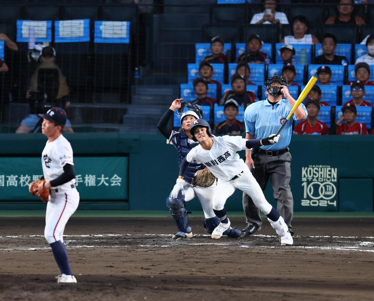 掛川西対日本航空　7回表掛川西2死一、二塁、桑原は中前適時打を放つ（撮影・藤尾明華）