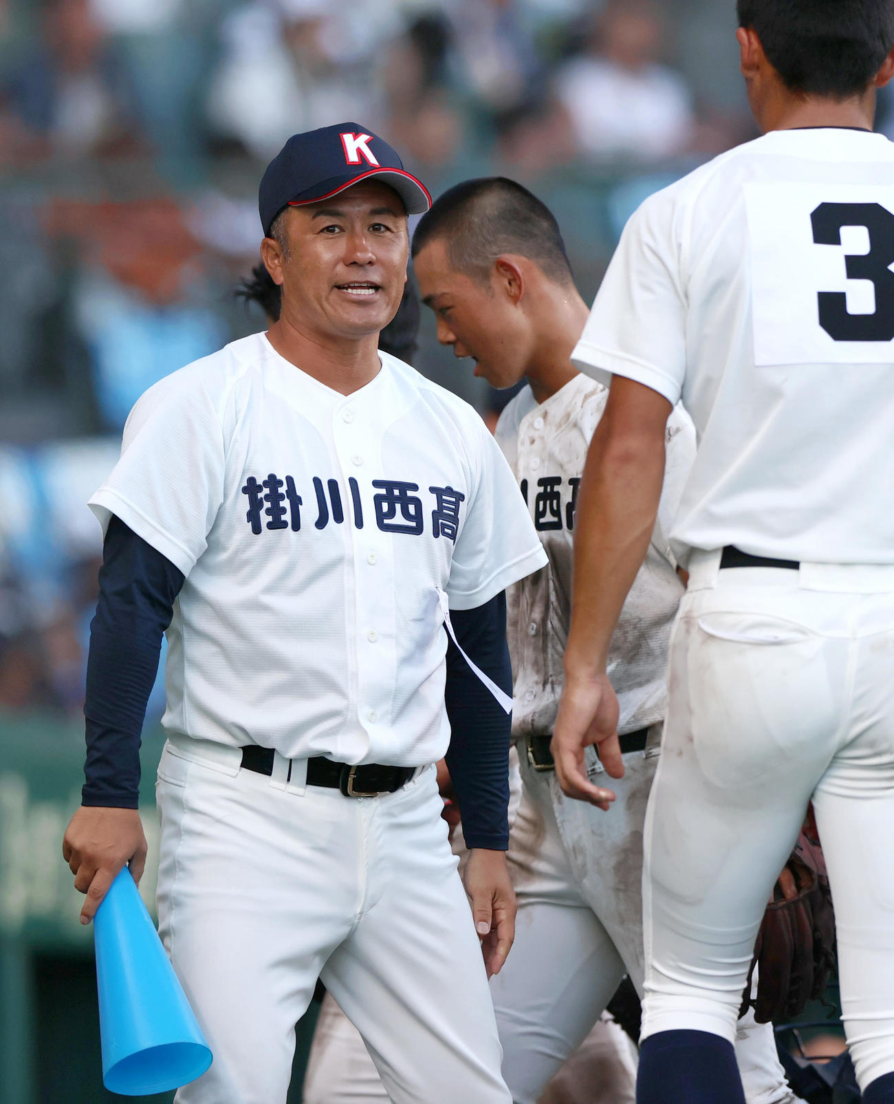 掛川西対日本航空　4回表の攻撃を前にベンチ前で選手らを鼓舞する掛川西・大石監督（撮影・上山淳一）