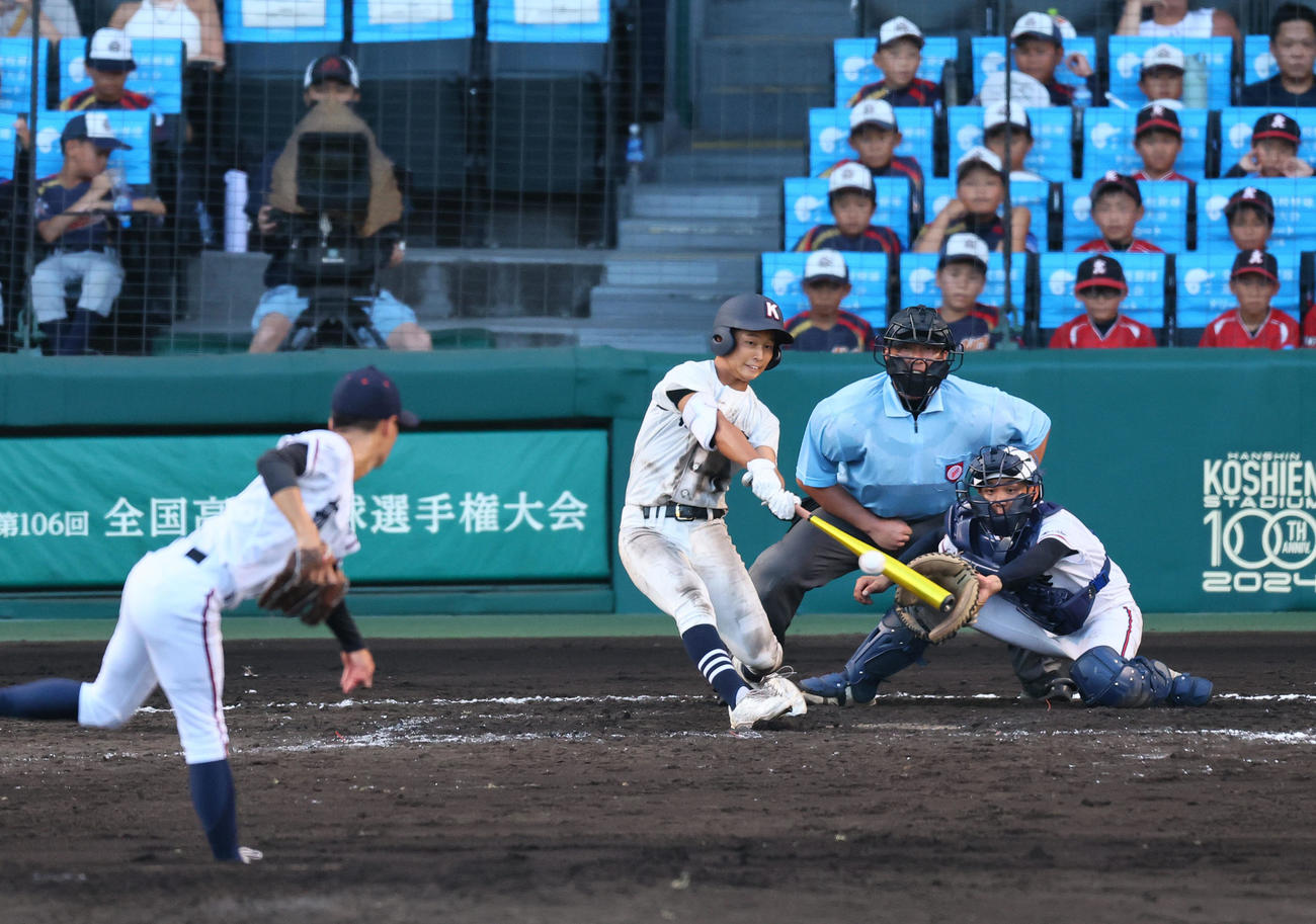 掛川西対日本航空　4回表掛川西2死三塁、鈴木は右越えに適時打を放つ（撮影・藤尾明華）
