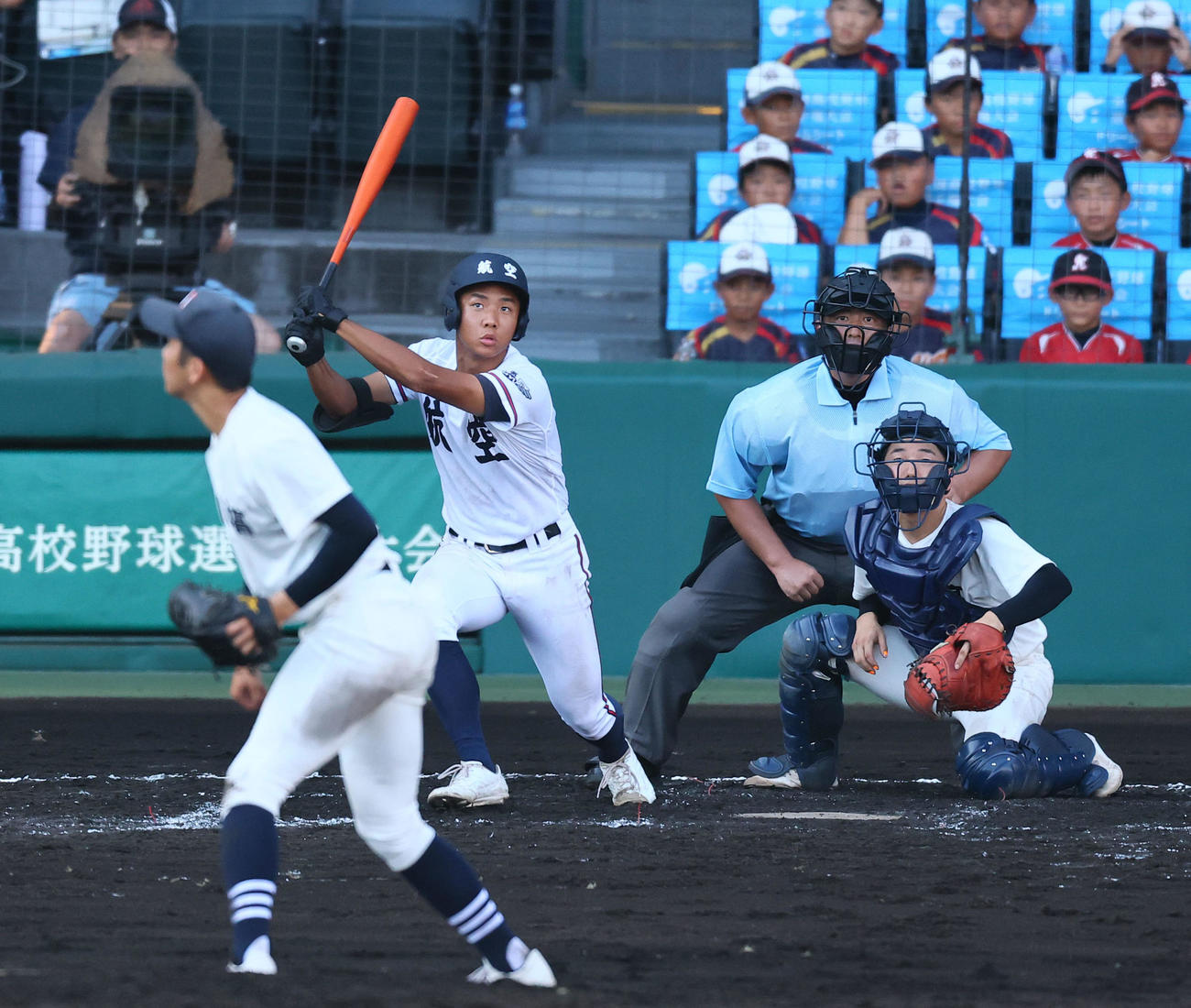 掛川西対日本航空　2回裏日本航空1死二、三塁、平井は中越えに2点適時二塁打を放つ（撮影・藤尾明華）