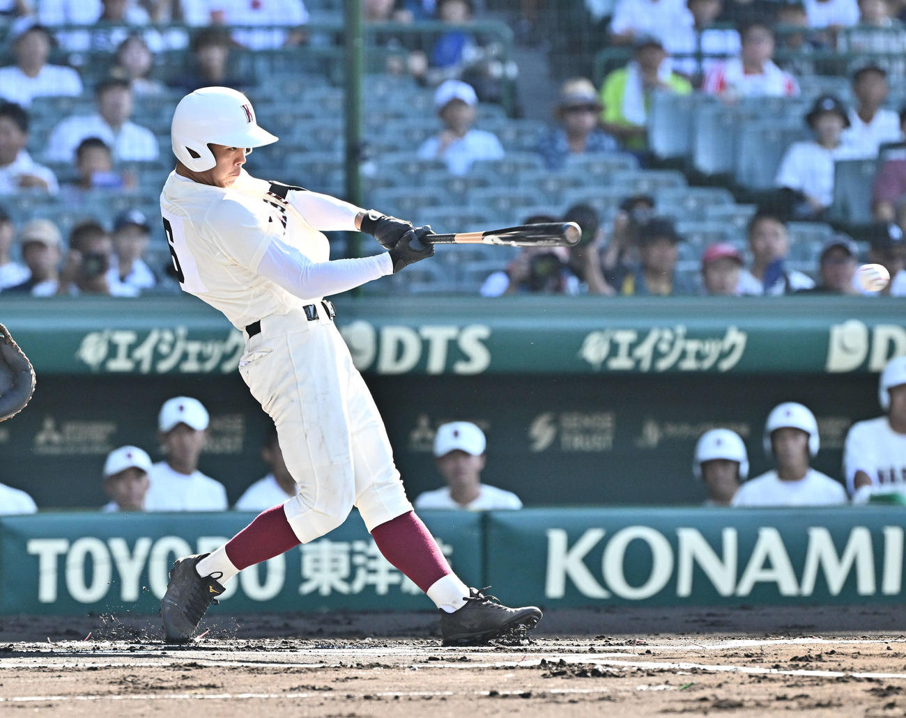 早実対鳴門渦潮　1回表早実1死、宇野真仁朗は左翼に二塁打を放つ（撮影・滝沢徹郎）