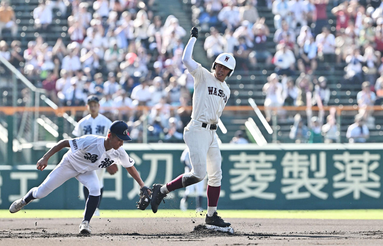 早実対鳴門渦潮　1回表早実1死、左翼に二塁打を放った宇野（右）（撮影・滝沢徹郎）