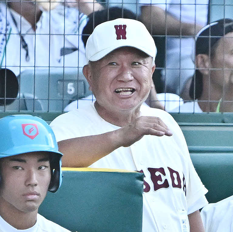 早実対鳴門渦潮　2回表早実2死満塁、宇野の3点適時二塁打に笑顔の和泉実監督（撮影・滝沢徹郎）