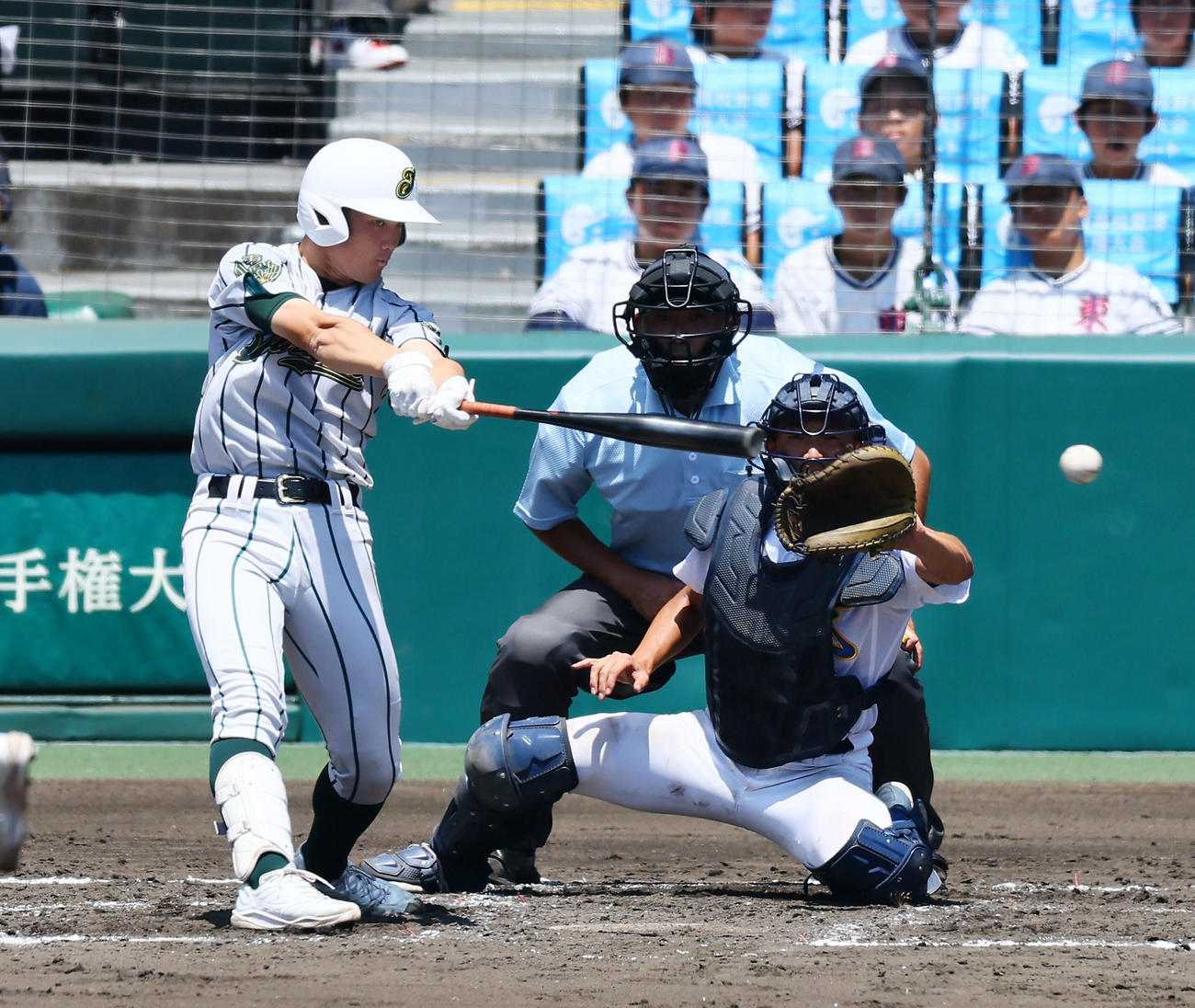 鶴岡東対聖光学院　3回表鶴岡東2死二、三塁、桜井は左適時打を放つ（撮影・加藤哉）