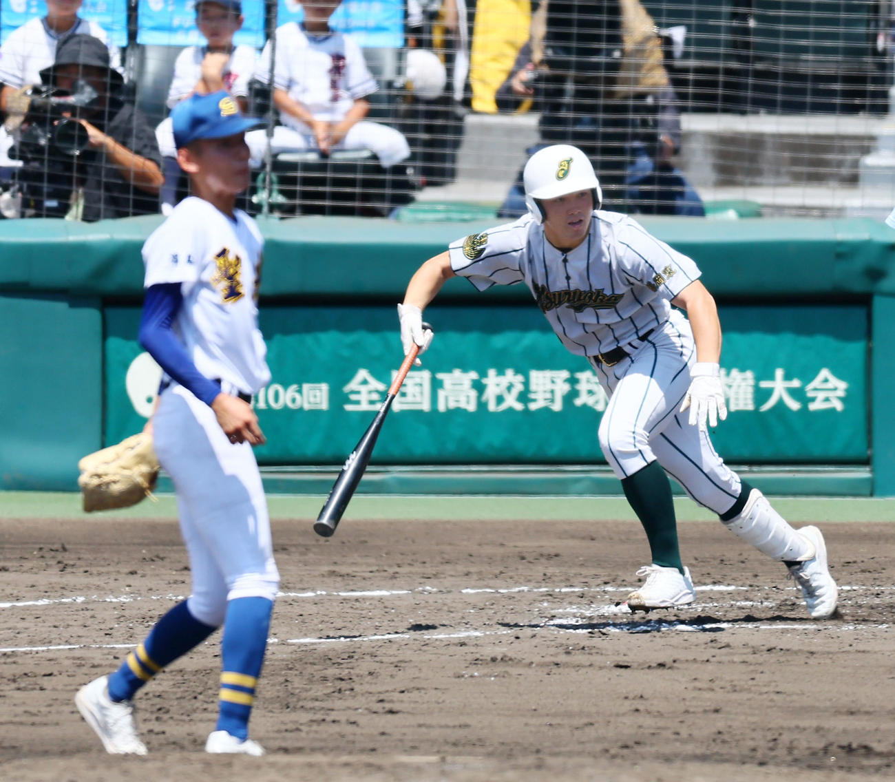 鶴岡東対聖光学院　3回表鶴岡東2死二、三塁、桜井椿稀は左適時打を放つ。投手高野（撮影・加藤哉）