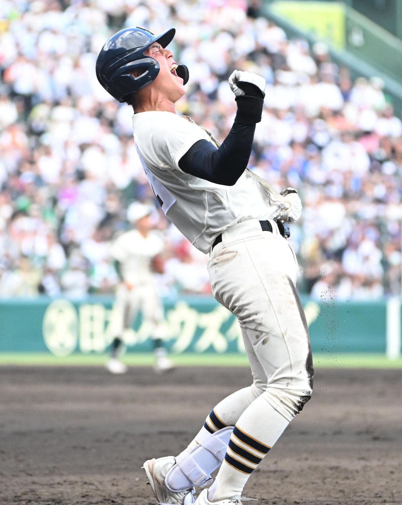 大社対報徳学園　4回表大社無死、石原勇翔は遊内野安打を放つ（撮影・石井愛子）