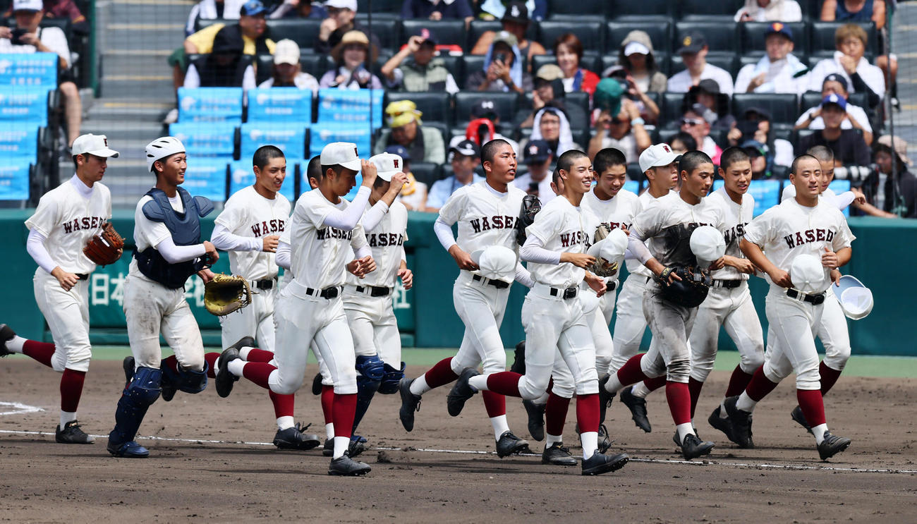 早実対鳴門渦潮　鳴門渦潮に勝利しアルプススタンドへあいさつに向かう早実ナイン（撮影・加藤哉）