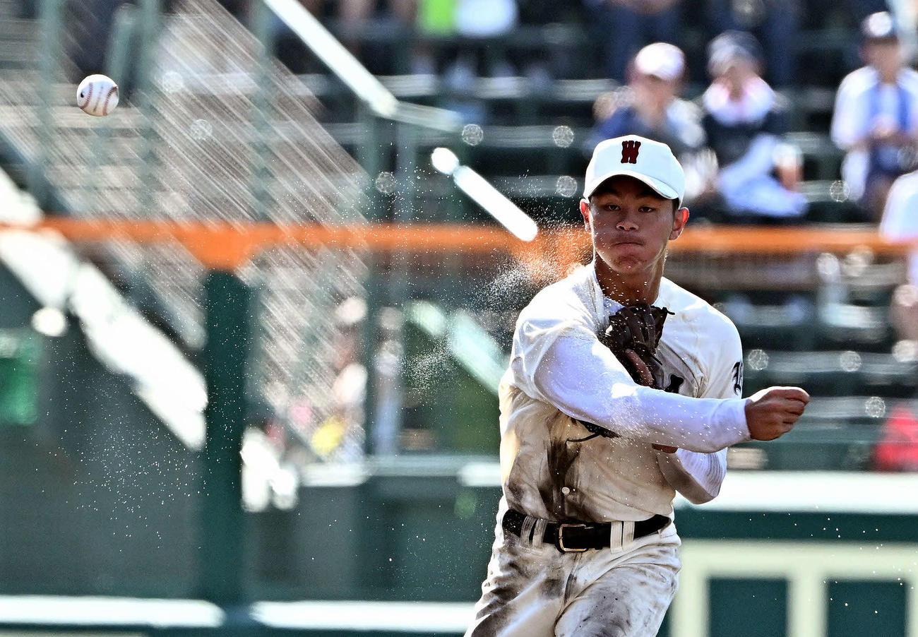 早実対鳴門渦潮　3回裏鳴門渦潮2死、汗を飛ばし岡田の打球を処理する遊撃手宇野（撮影・滝沢徹郎）