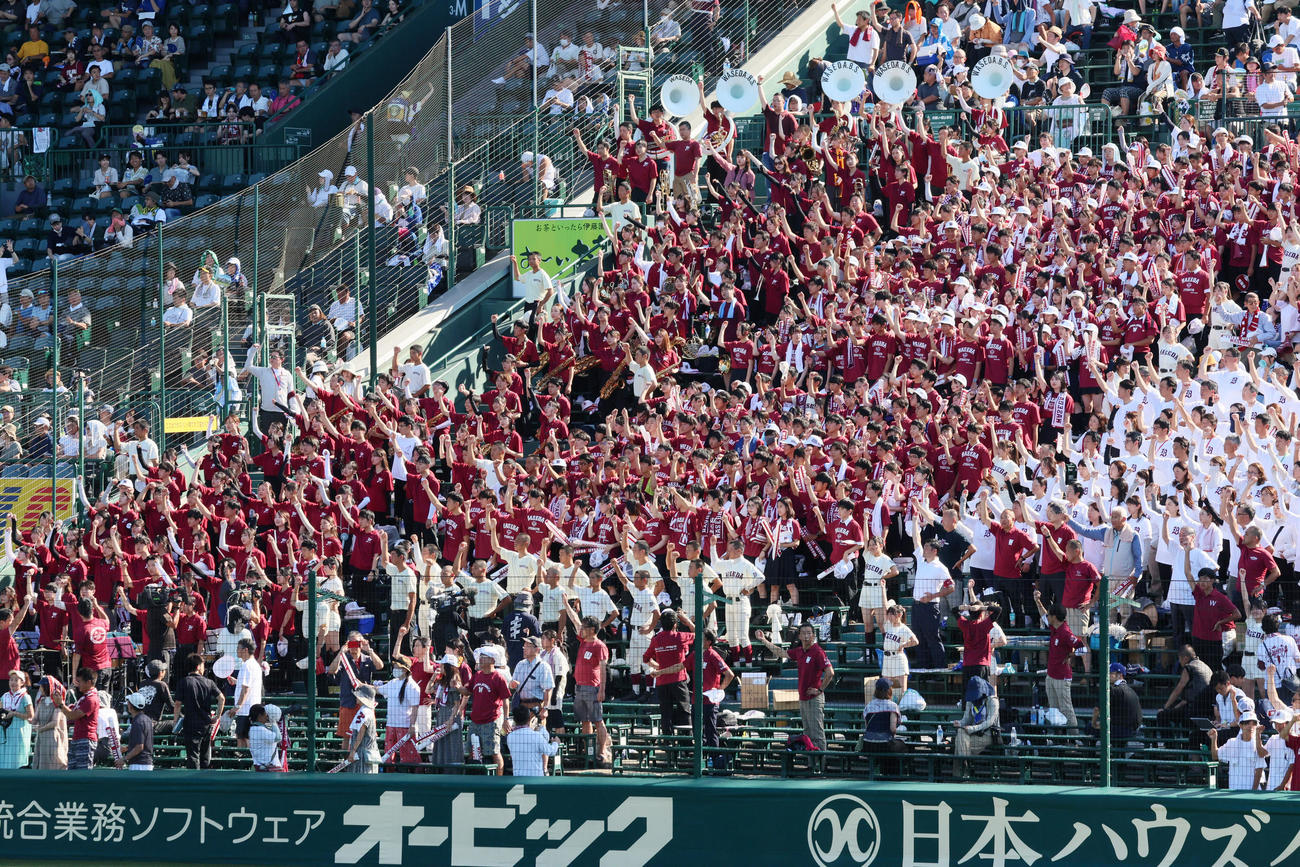早実対鳴門渦潮　2回表を前に校歌を歌う早実のアルプススタンド応援団（撮影・加藤哉）