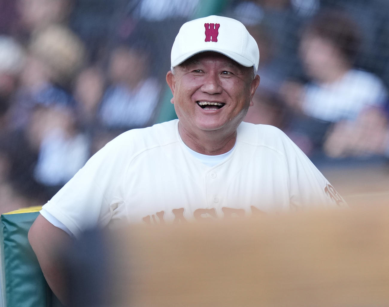 早実対鳴門渦潮　2回表早実2死満塁、宇野の走者一掃左適時二塁打に笑顔の和泉監督（撮影・鈴木みどり）
