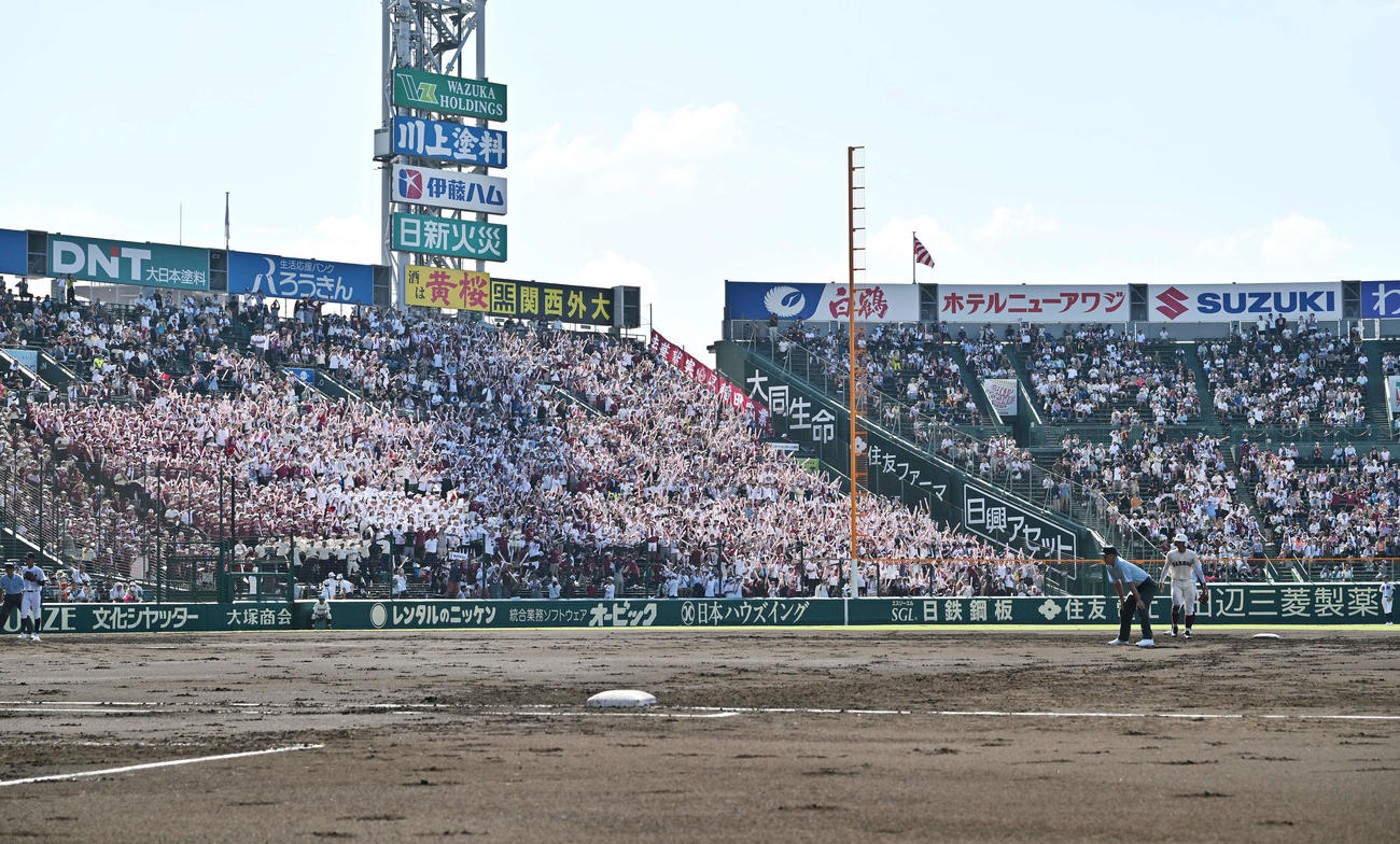 早実対鳴門渦潮　2回表早実2死満塁、宇野（右）の左越え3点適時二塁打に盛り上がる応援団（撮影・滝沢徹郎）